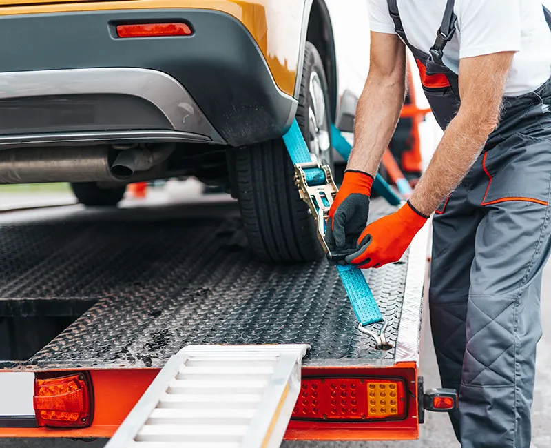 Auto wird auf Transporter verzurrt